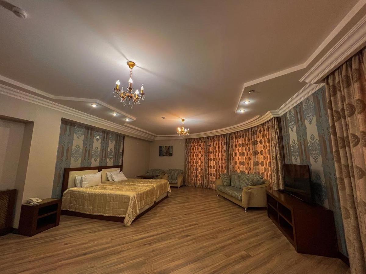 Комплекс Гостиниц Athletic Taraz Esterno foto